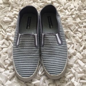 American Eagle size 8.5 sneakers striped